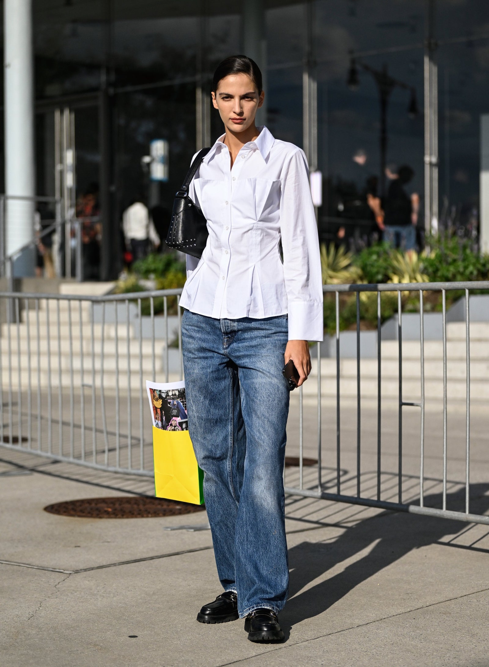 mocasines con jeans rectal en enciadeoto ñoinvierno2024.