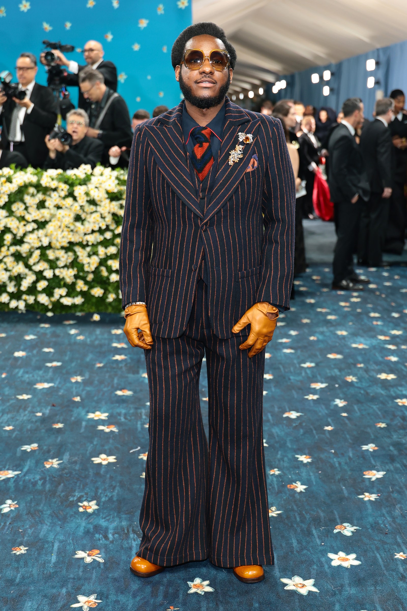 Images may contain Leon Bridges Bohdan Khmelnytskyi La Parka men standing outfit gloves formal wear and suit